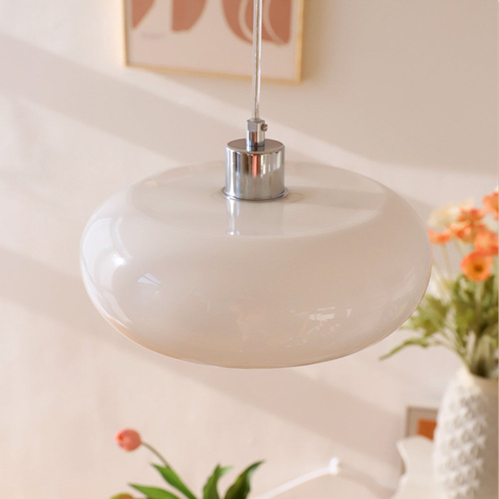 Warm Leuchtende Pendelleuchte Aus Milchglas