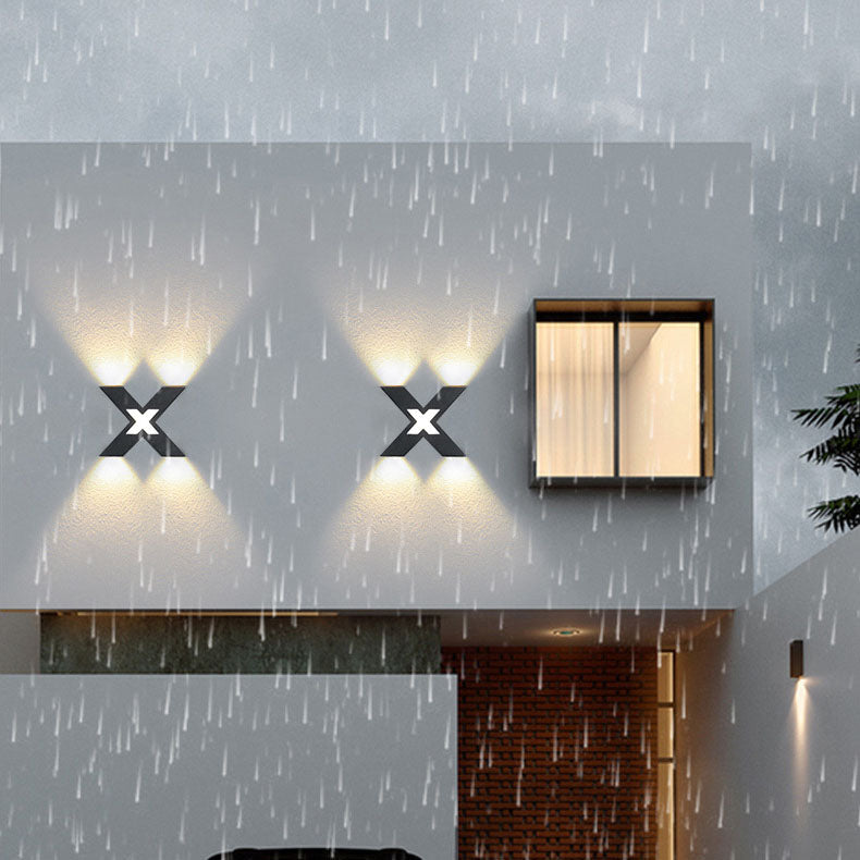 Moderne LED-Wandleuchte in X-Form für den Außenbereich