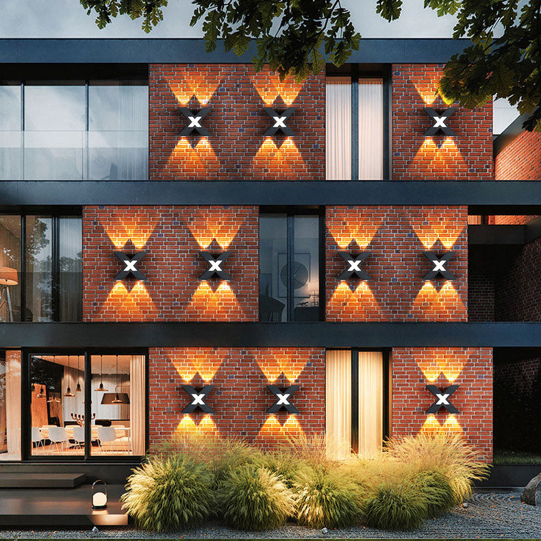 Moderne LED-Wandleuchte in X-Form für den Außenbereich