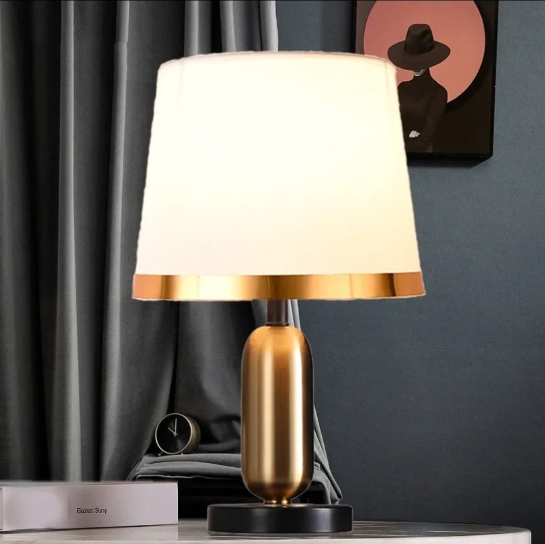 Elegante Tischleuchte in Gold und Schwarz