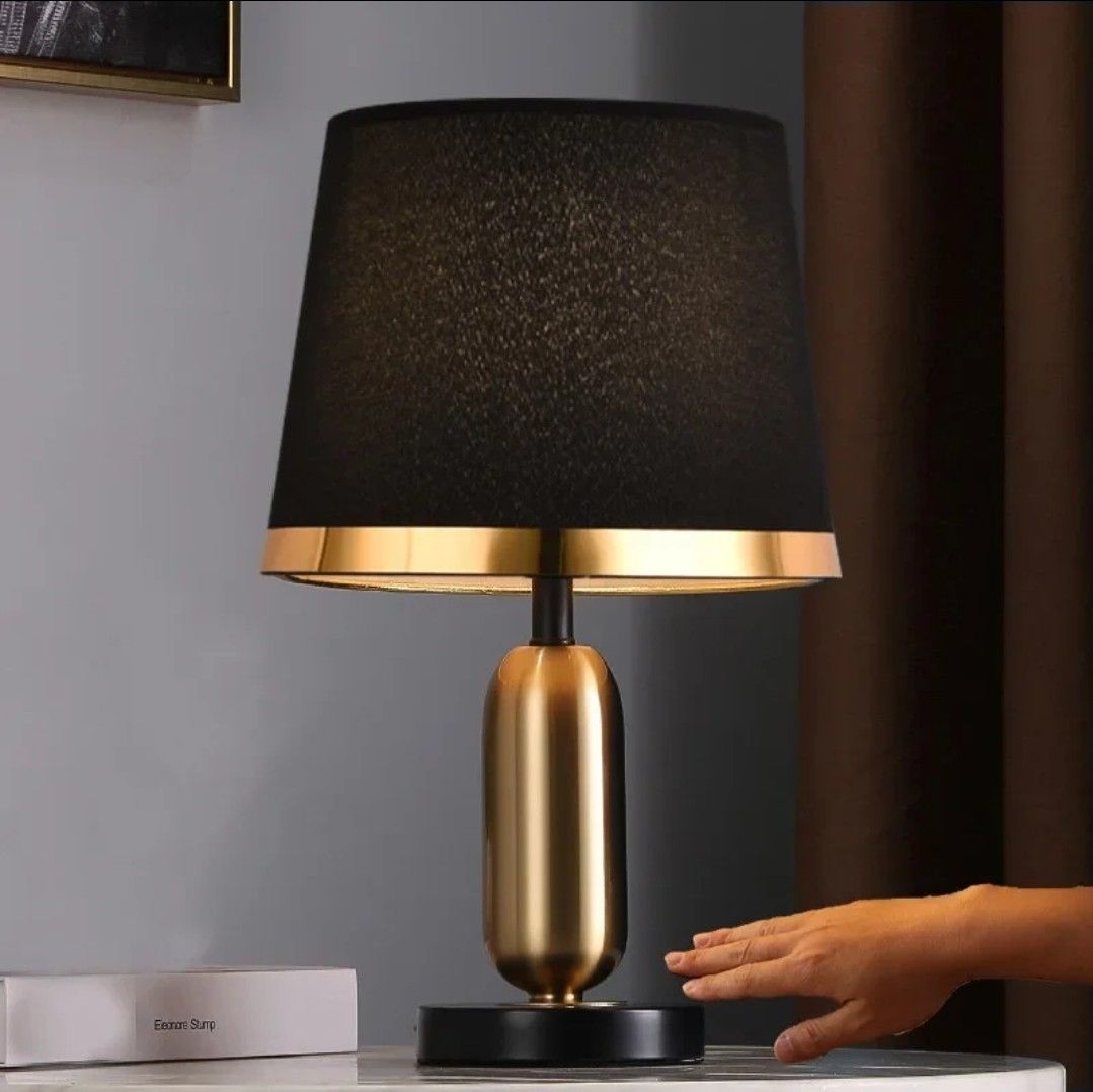 Elegante Tischleuchte in Gold und Schwarz