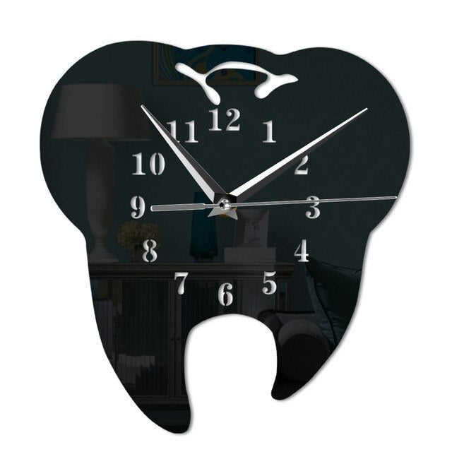 Kreative Wanduhr in Zahnform