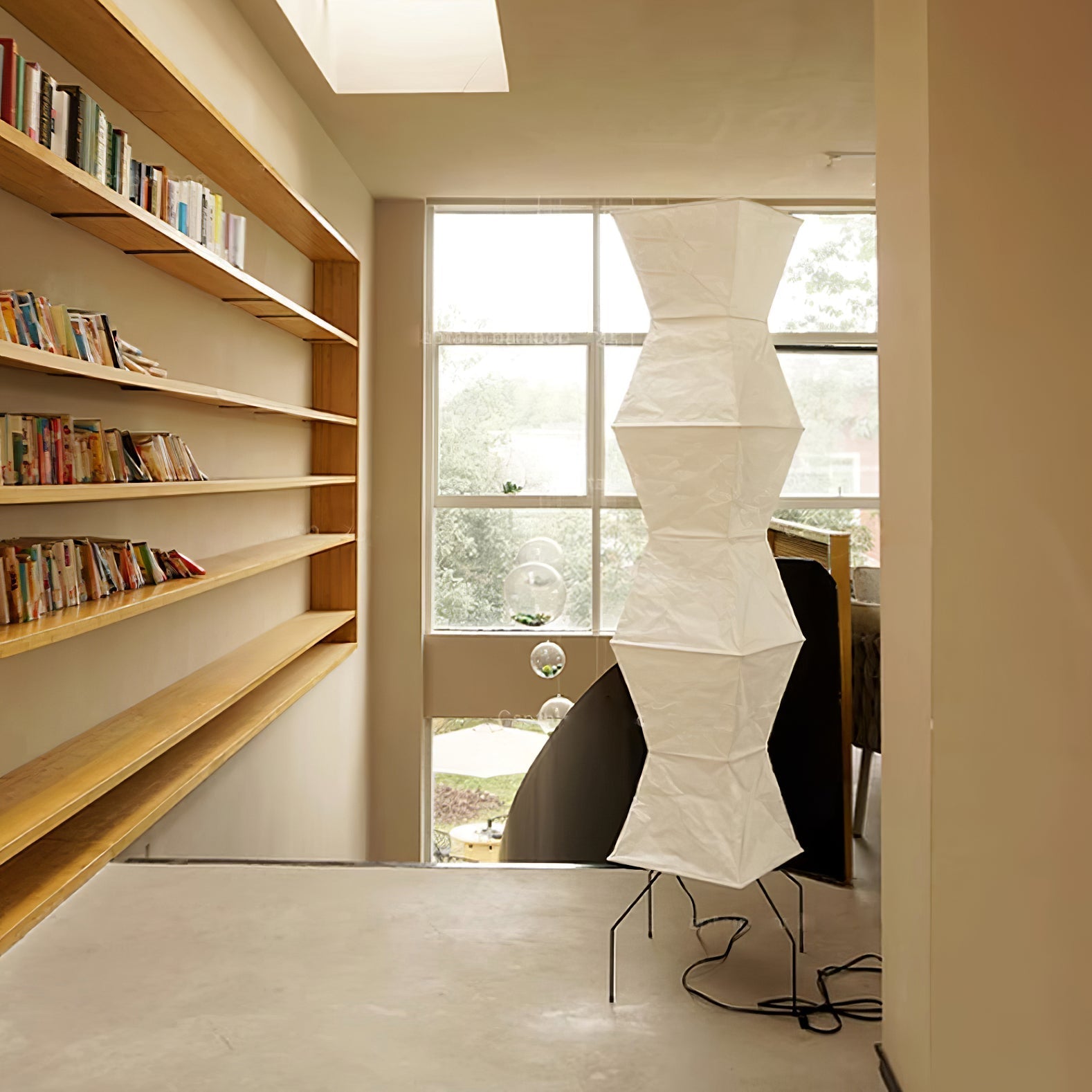 Skulpturale Japanisch Inspirierte Stehlampe