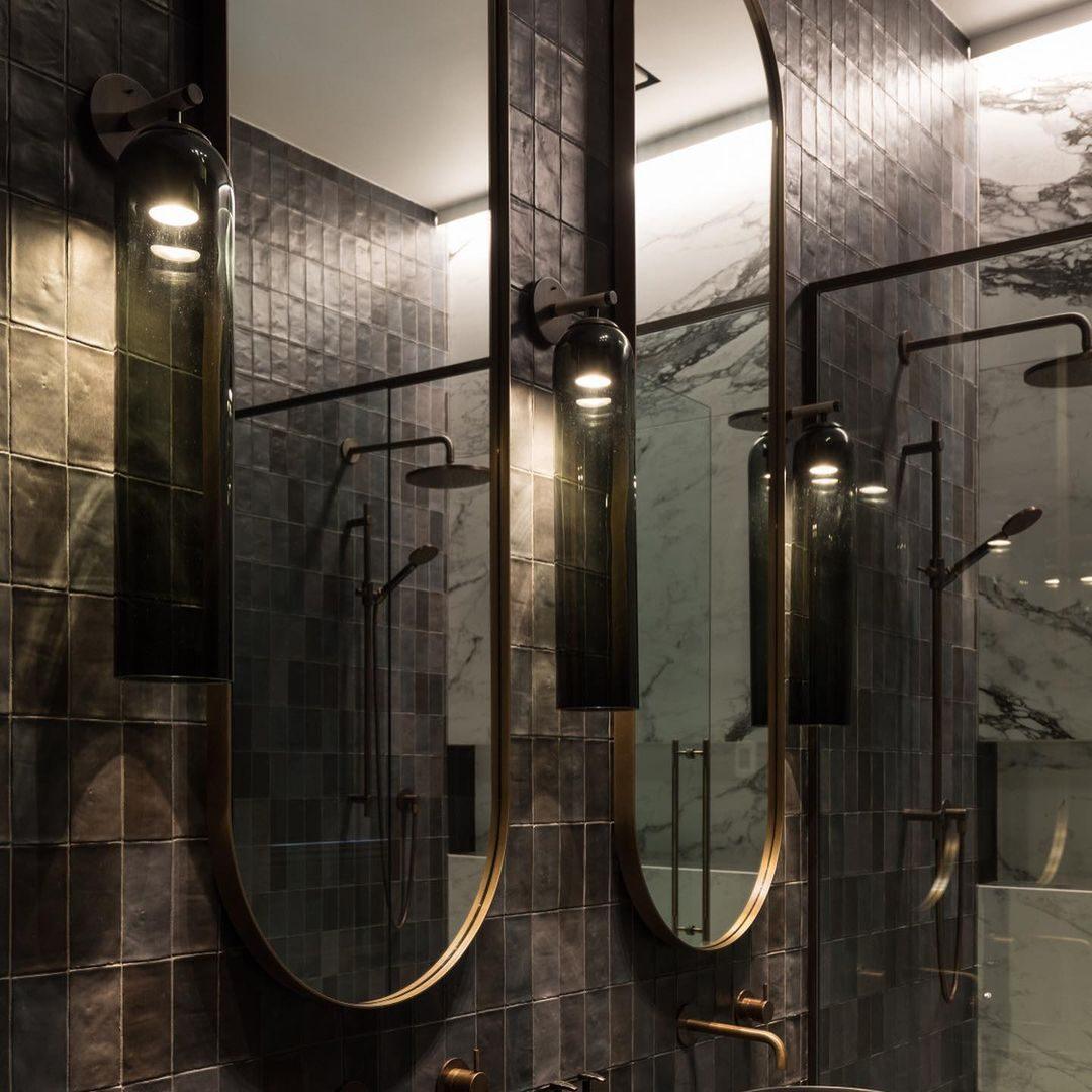 Moderne Wandleuchte mit Langem Rohr