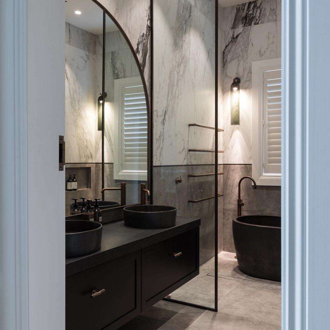 Moderne Wandleuchte mit Langem Rohr