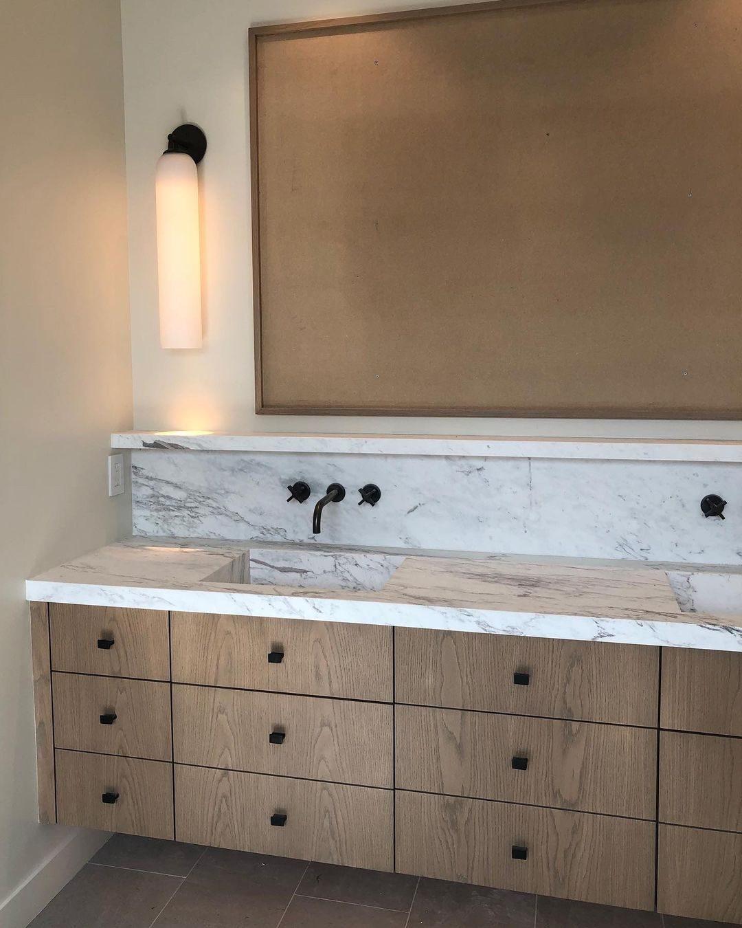 Moderne Wandleuchte mit Langem Rohr