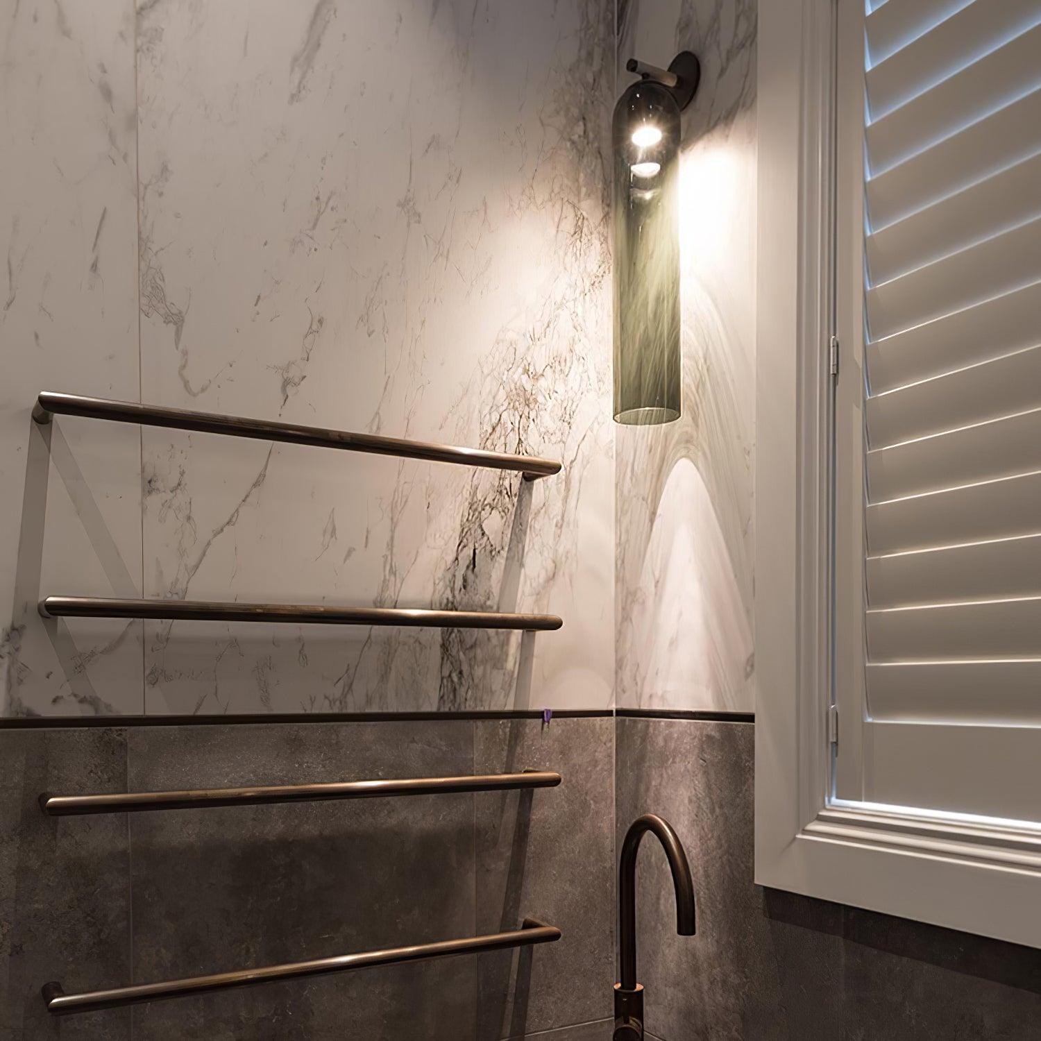 Moderne Wandleuchte mit Langem Rohr