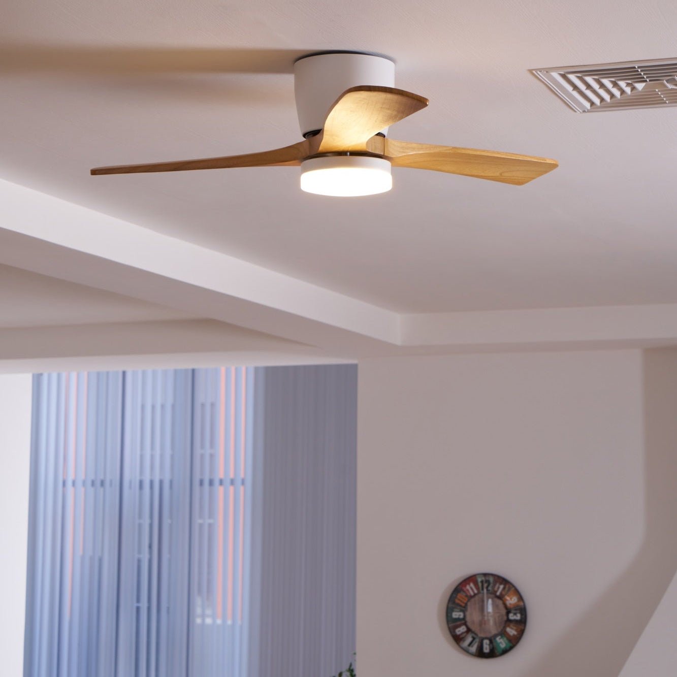 Moderner Deckenventilator Nordischen Stil mit 3 Flügeln und LED-Beleuchtung