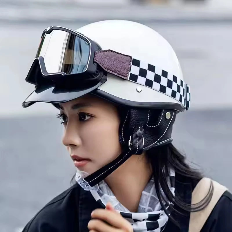 Retro helm mit Schutzbrille und kariertem Streifen