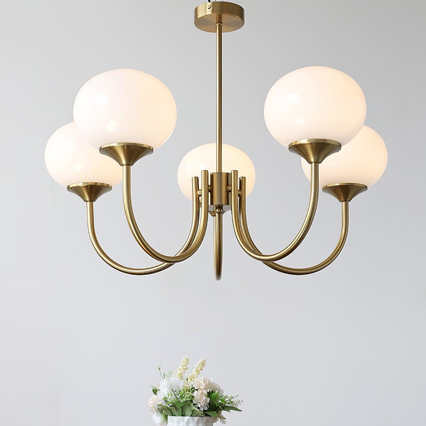 Eleganter Moderner Goldener Kronleuchter Mit Rosa Glasschirmen