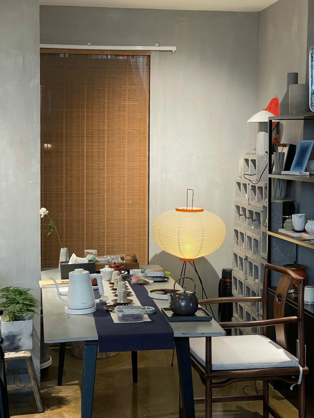 Skulpturale Japanisch Inspirierte Stehlampe