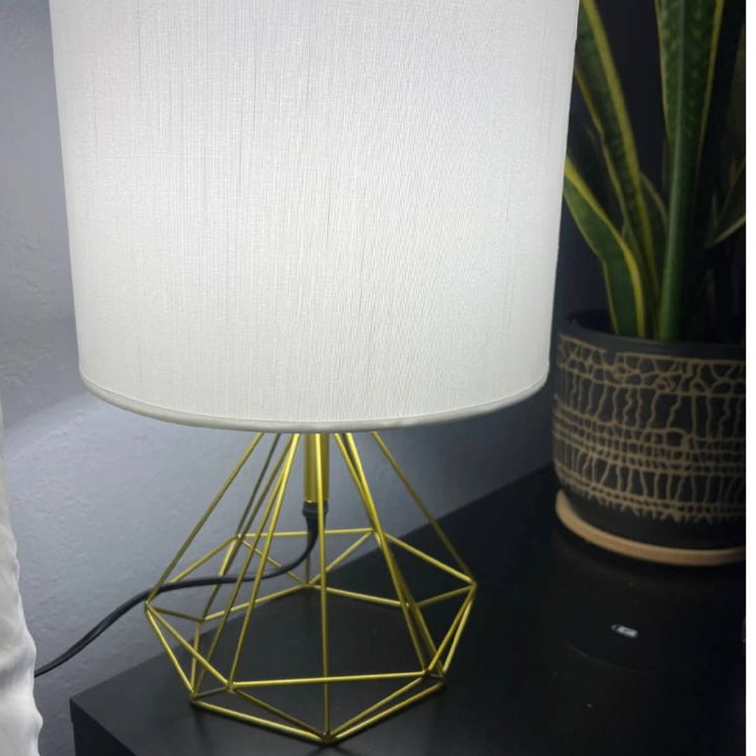 LumiLine - Geometrische Tischlampe Mit Modernem Drahtdesign