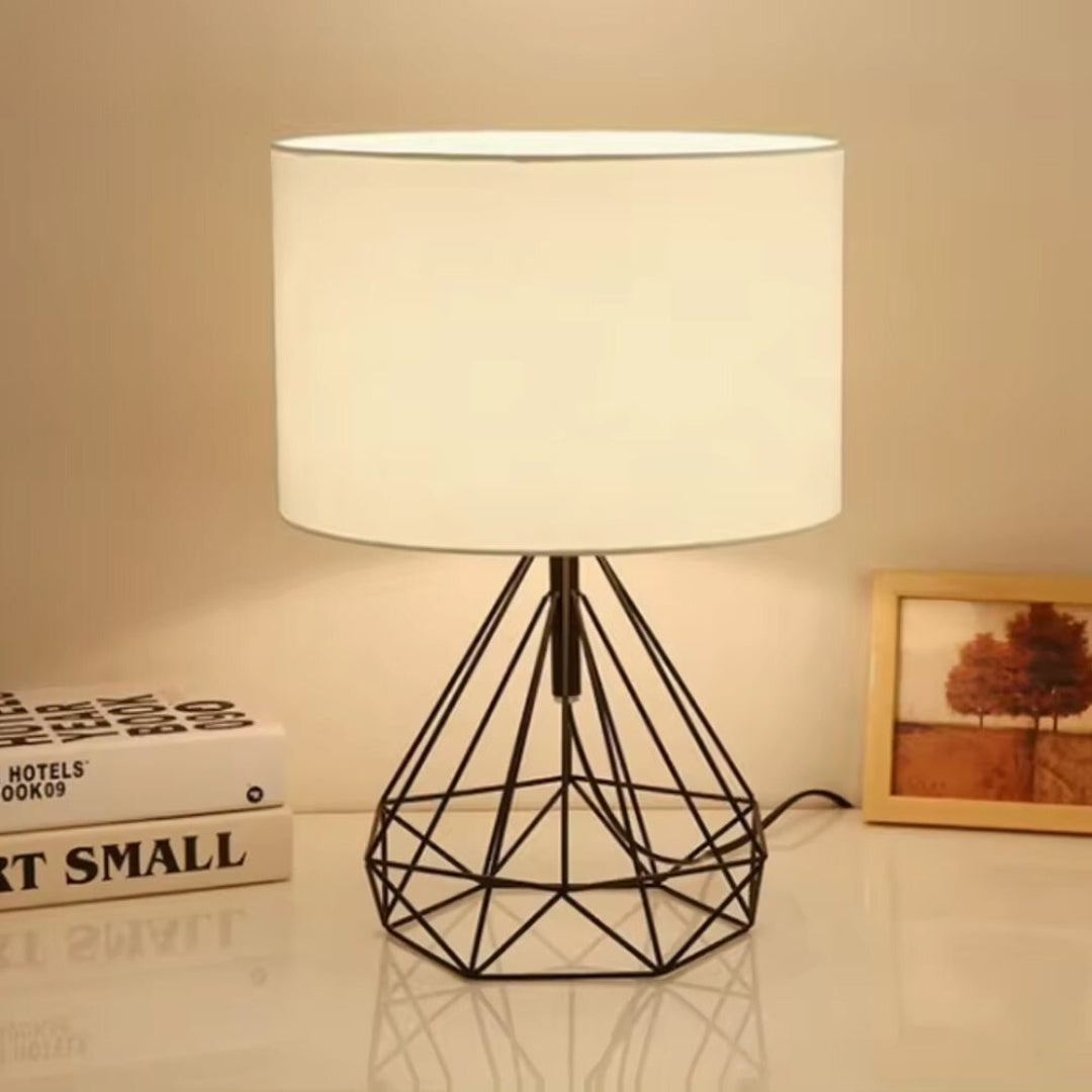 LumiLine - Geometrische Tischlampe Mit Modernem Drahtdesign