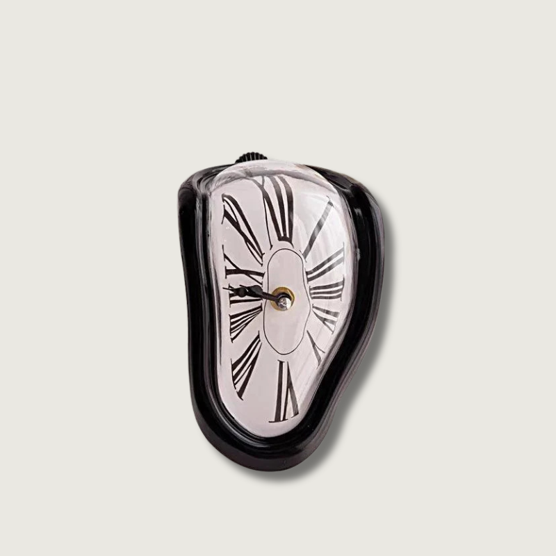 Wanduhr im künstlerischen Schmelzstil