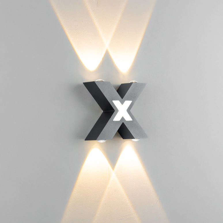 Moderne LED-Wandleuchte in X-Form für den Außenbereich
