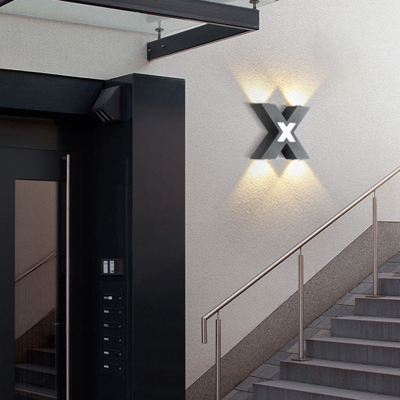 Moderne LED-Wandleuchte in X-Form für den Außenbereich