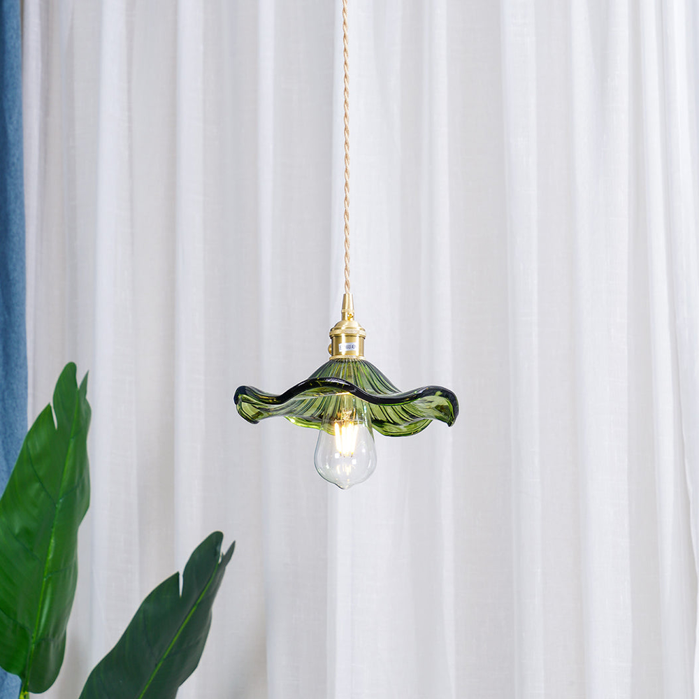 Elegante Pendelleuchte mit Hibiskusblüten-Design