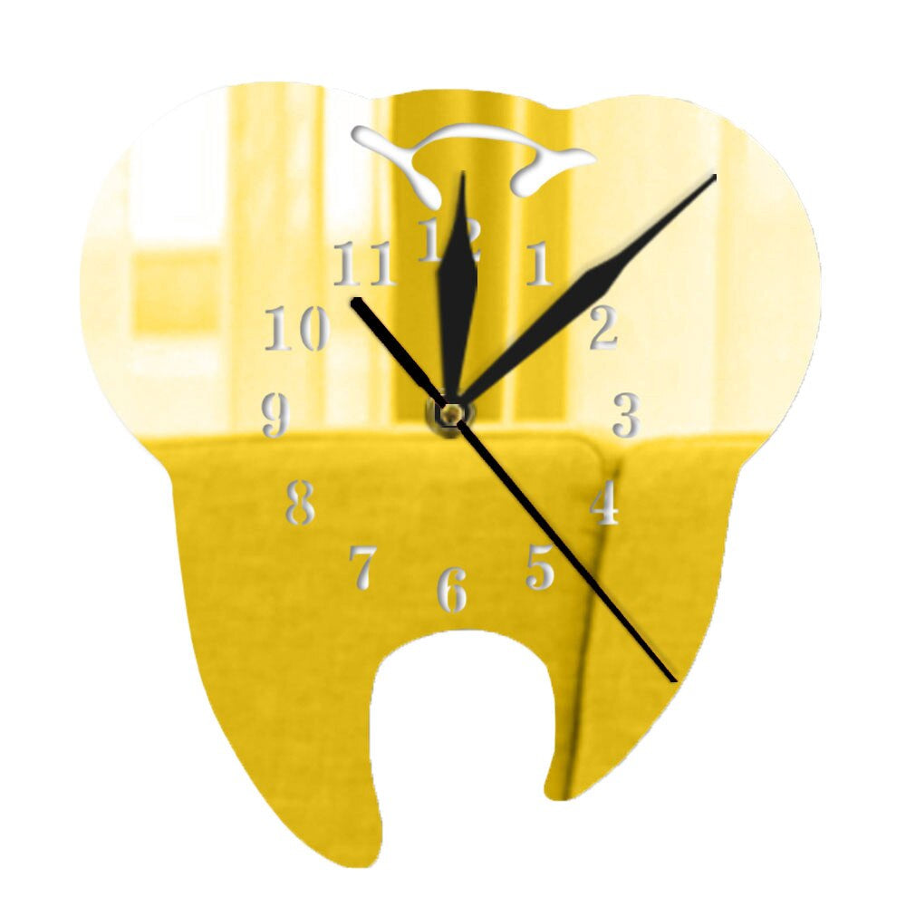 Kreative Wanduhr in Zahnform