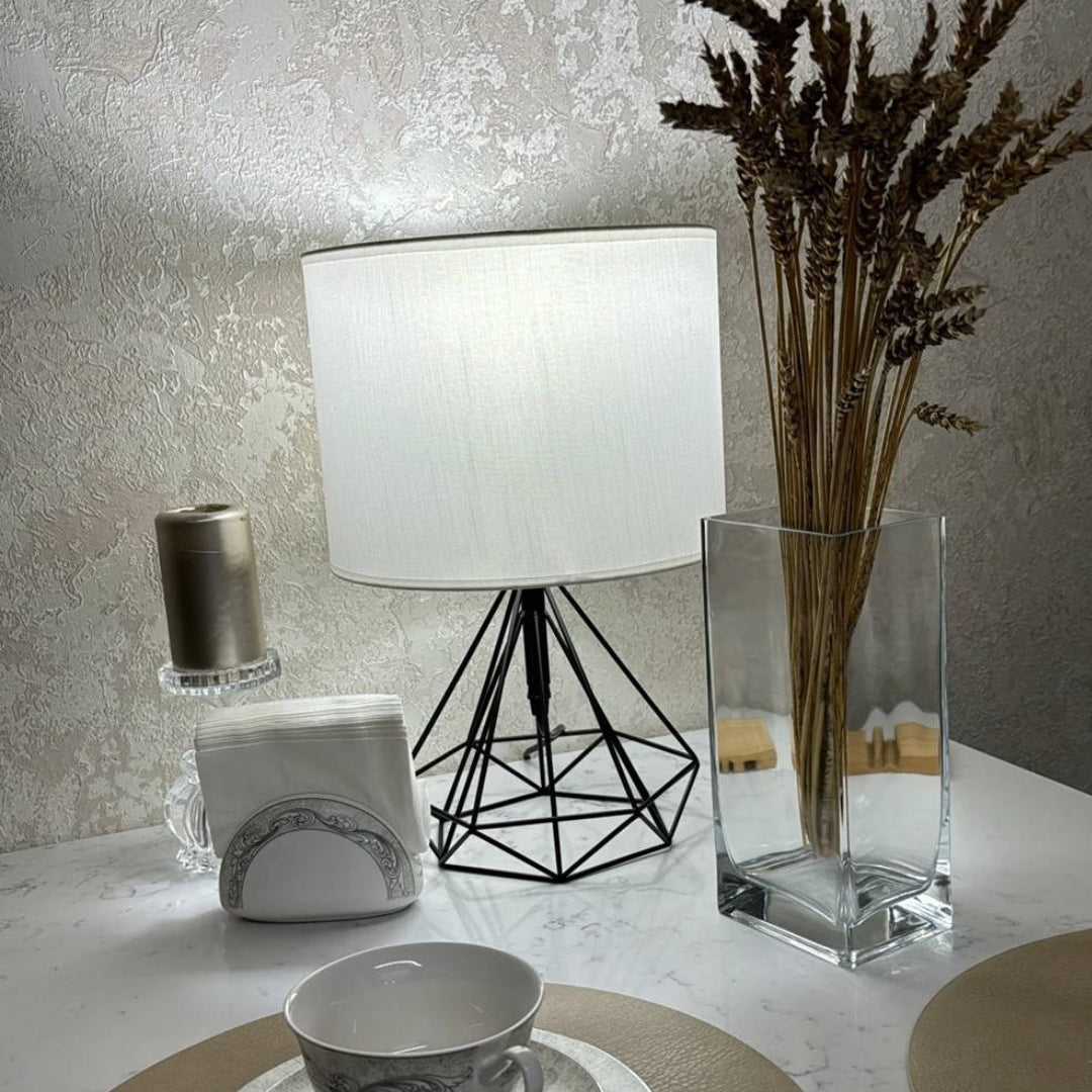 LumiLine - Geometrische Tischlampe Mit Modernem Drahtdesign