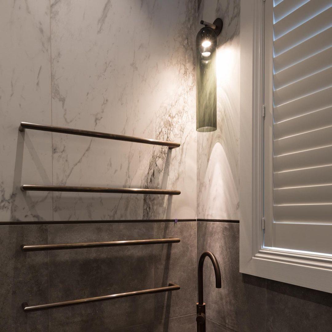 Moderne Wandleuchte mit Langem Rohr