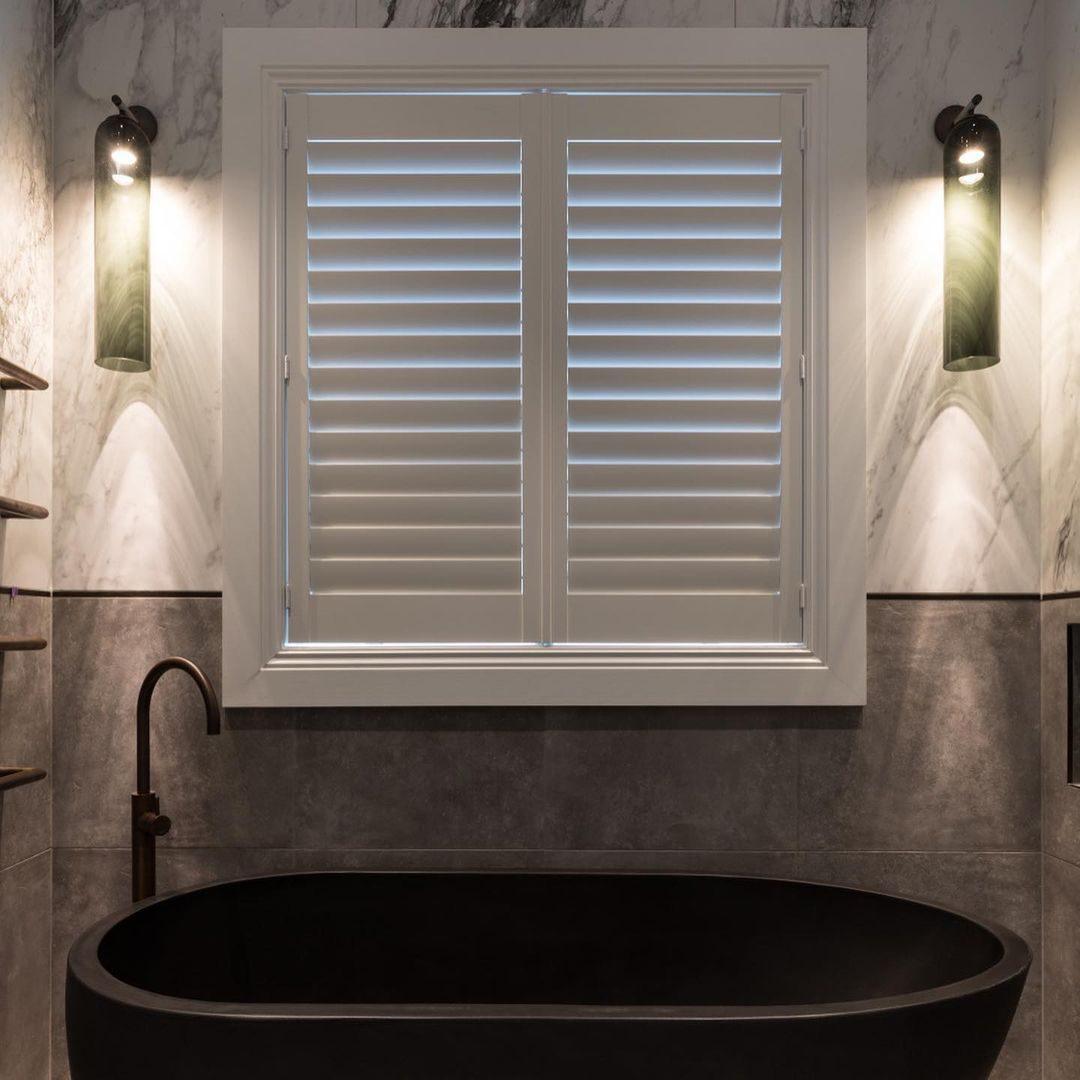 Moderne Wandleuchte mit Langem Rohr