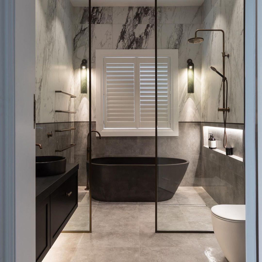 Moderne Wandleuchte mit Langem Rohr