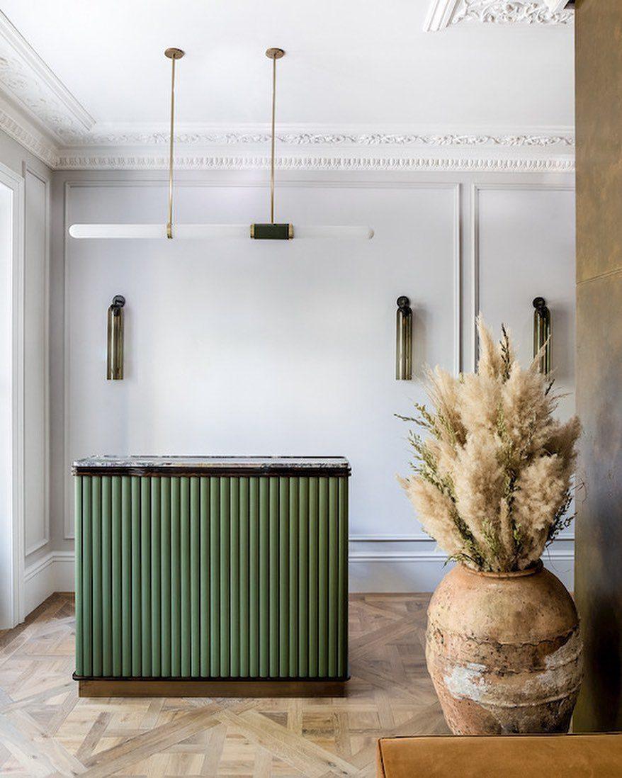 Moderne Wandleuchte mit Langem Rohr