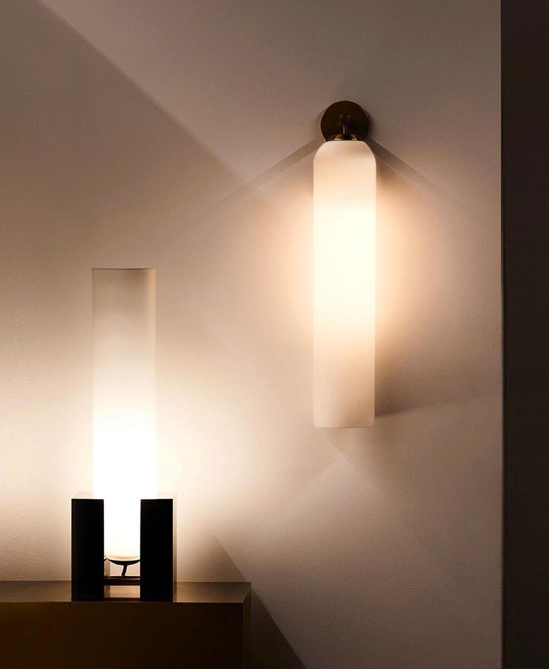 Moderne Wandleuchte mit Langem Rohr