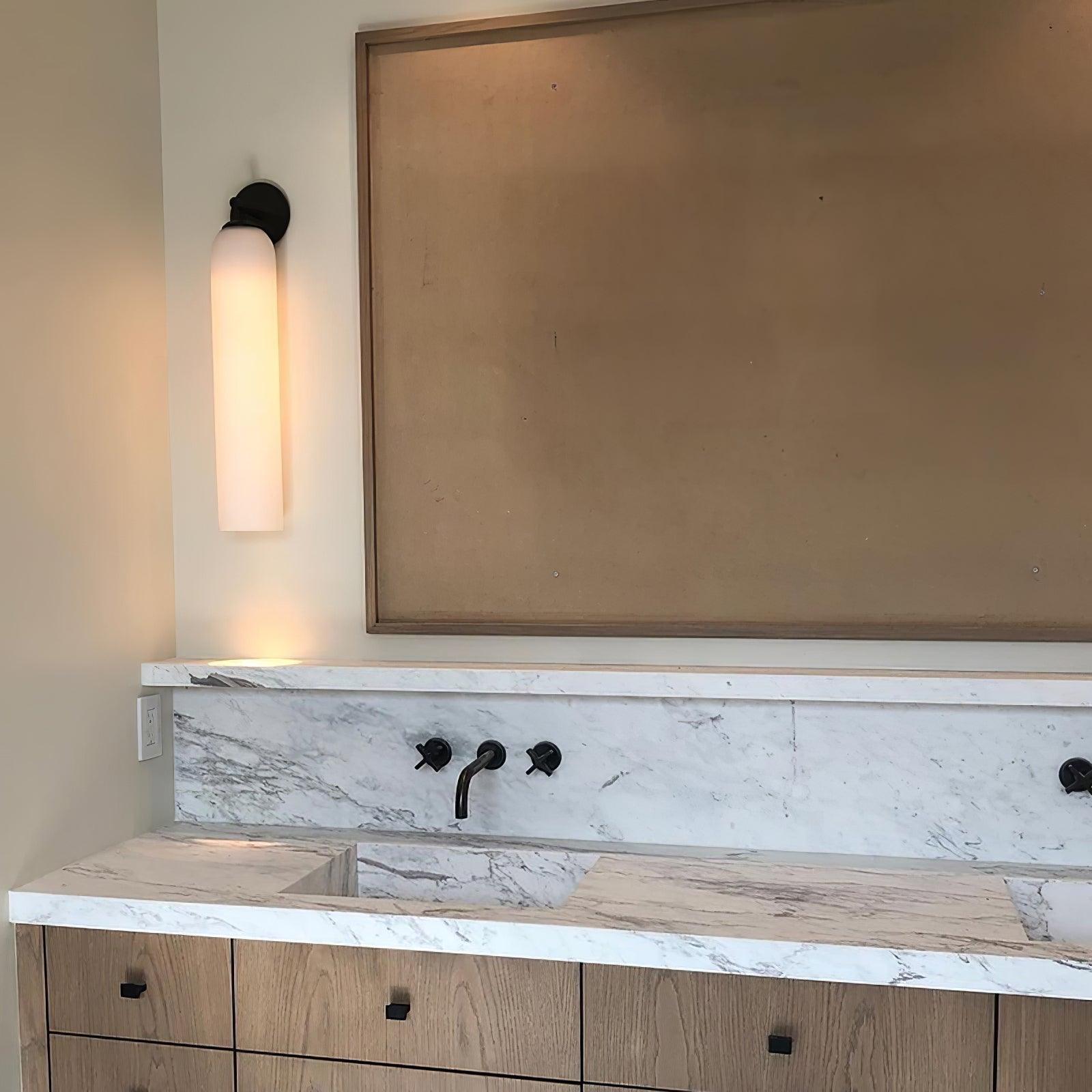 Moderne Wandleuchte mit Langem Rohr