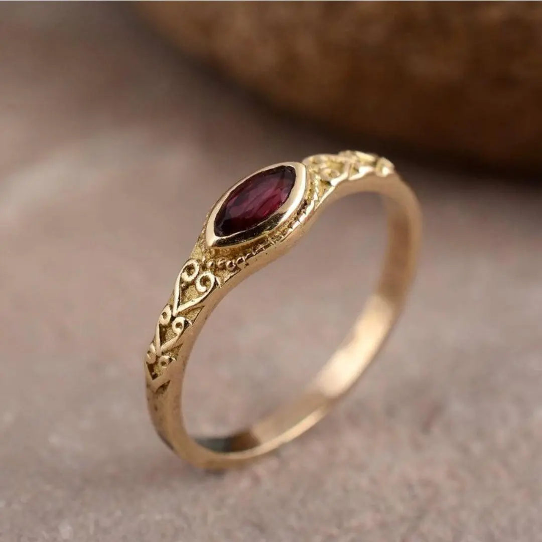 Klassischer Damenring in Rot und Gold