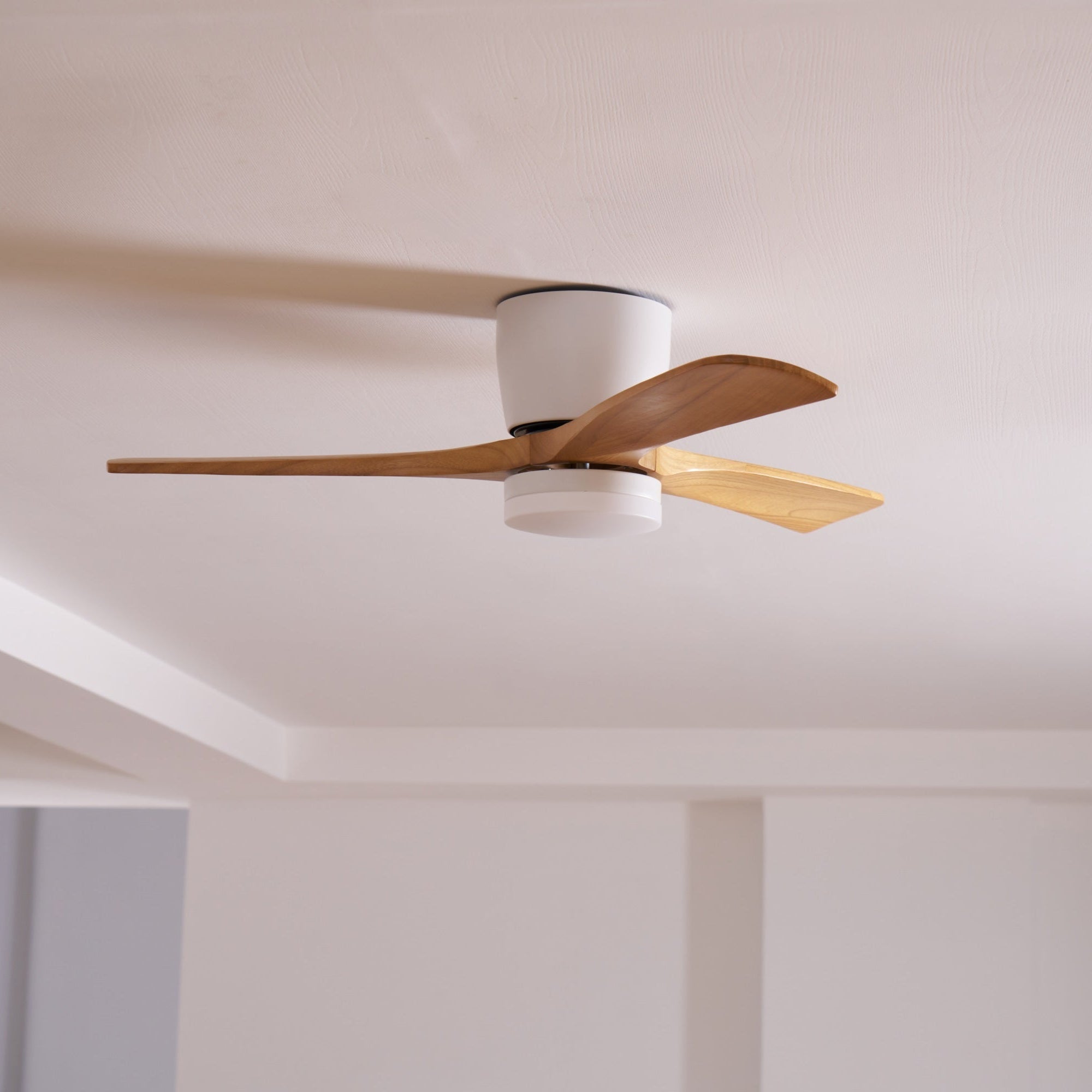 Moderner Deckenventilator Nordischen Stil mit 3 Flügeln und LED-Beleuchtung