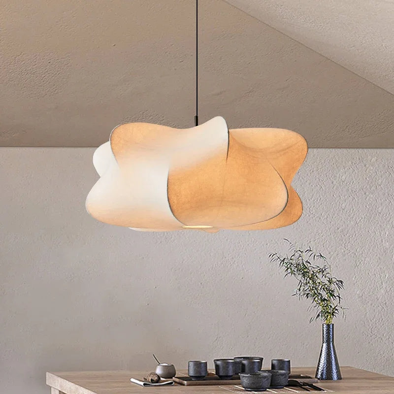 Minimalistische Pendelleuchte im Wolkenstil