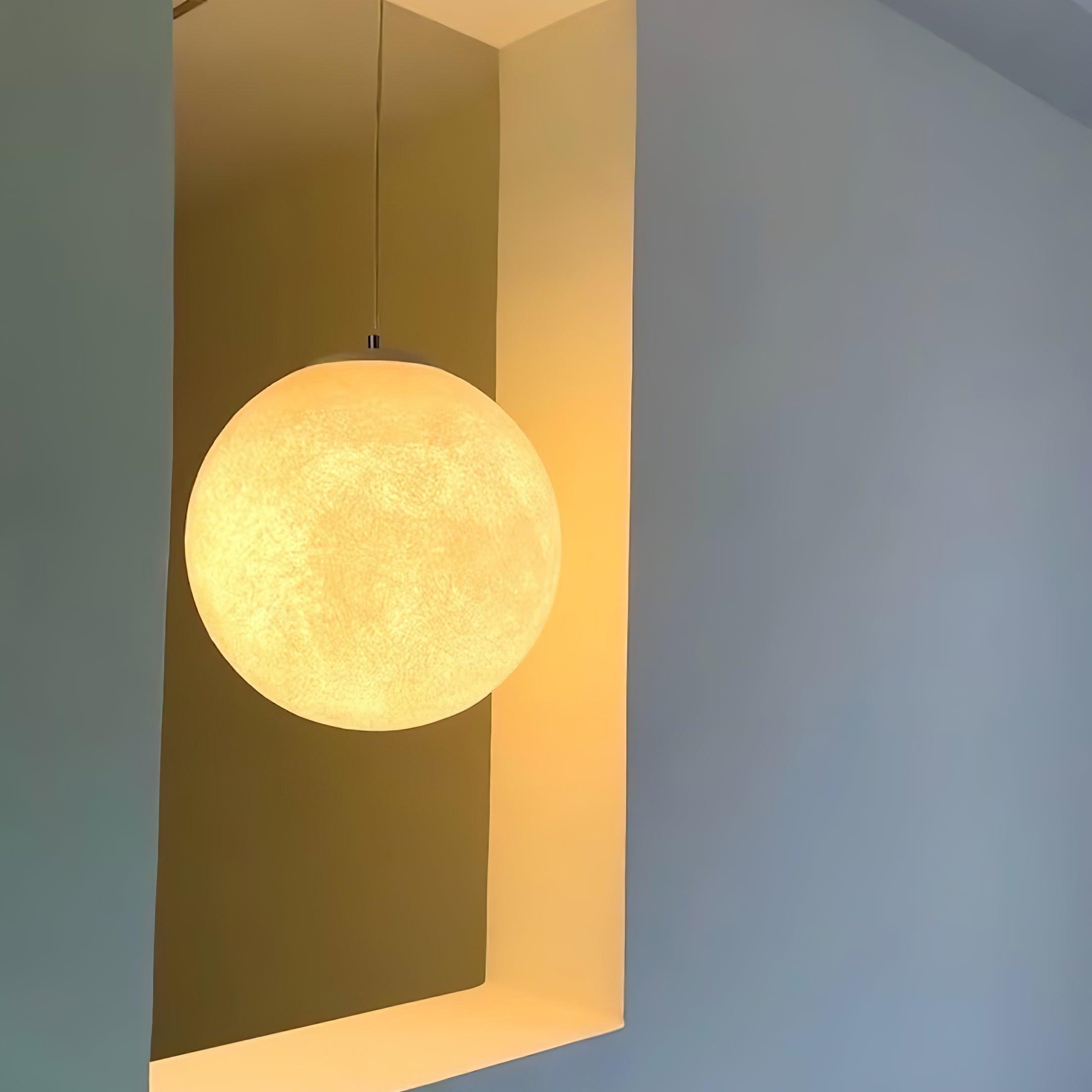 Elegante Pendelleuchte im Mondstil