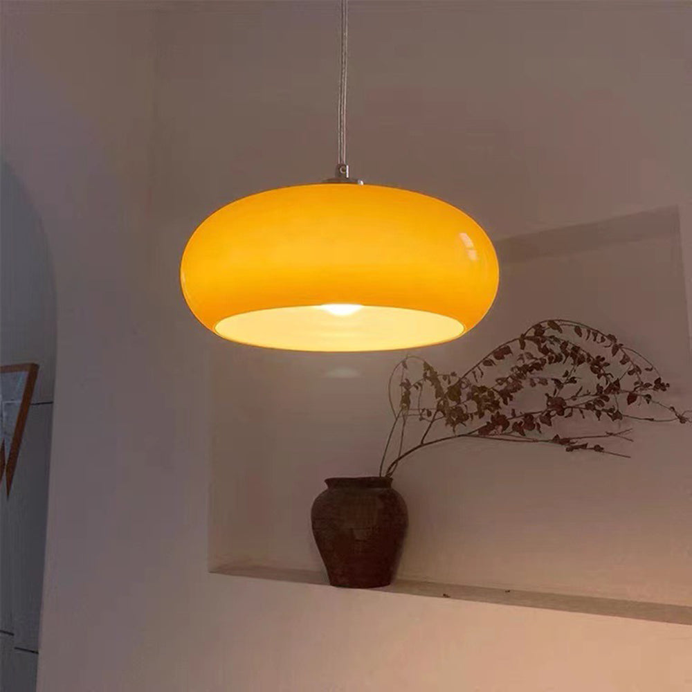 Warm Leuchtende Pendelleuchte Aus Milchglas