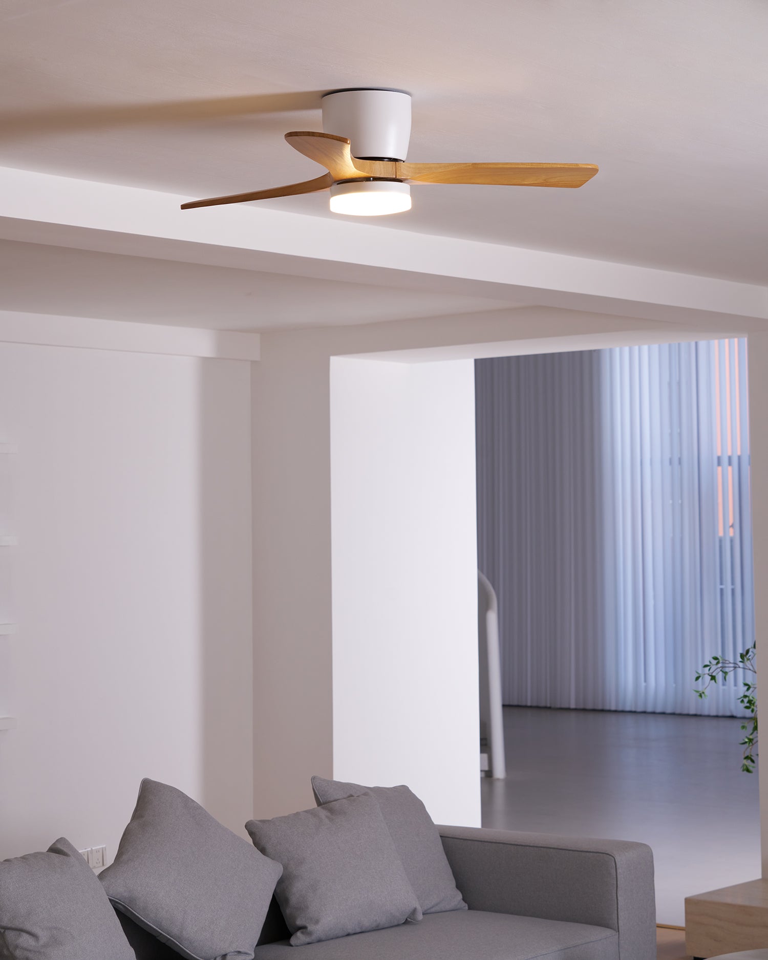 Moderner Deckenventilator Nordischen Stil mit 3 Flügeln und LED-Beleuchtung