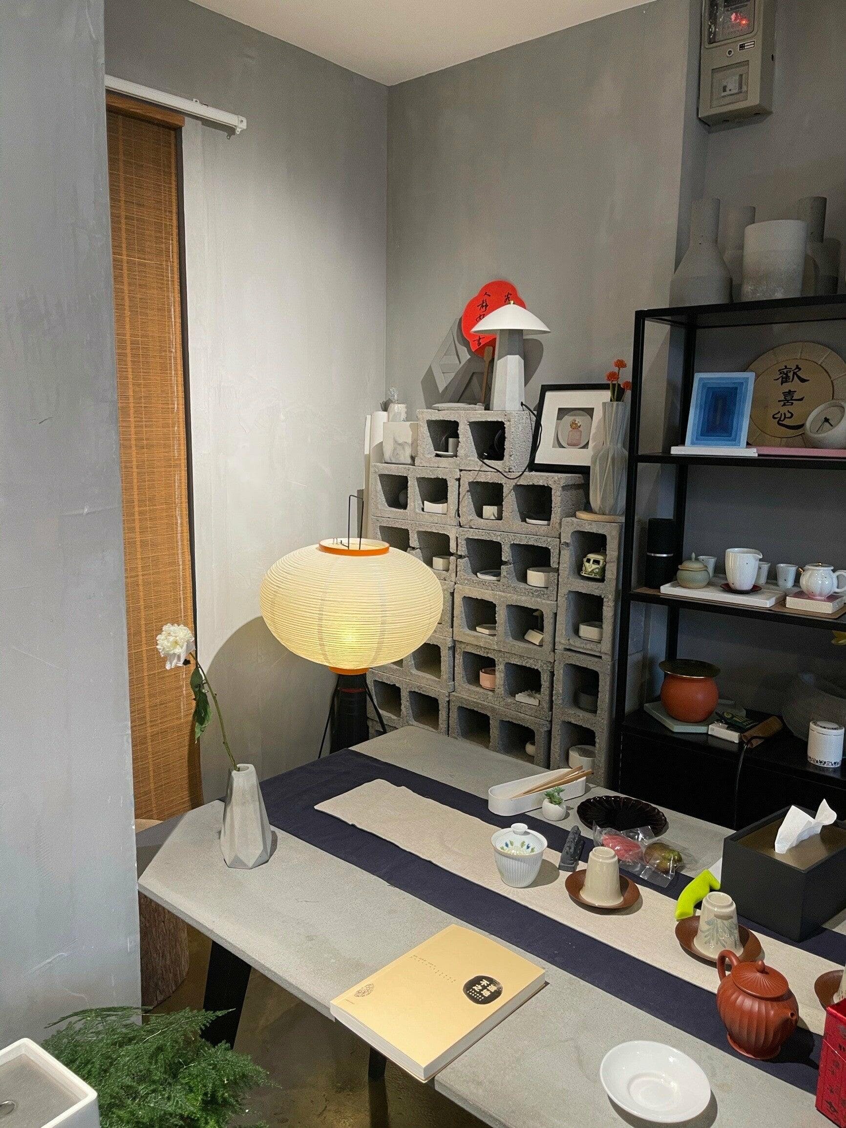 Skulpturale Japanisch Inspirierte Stehlampe