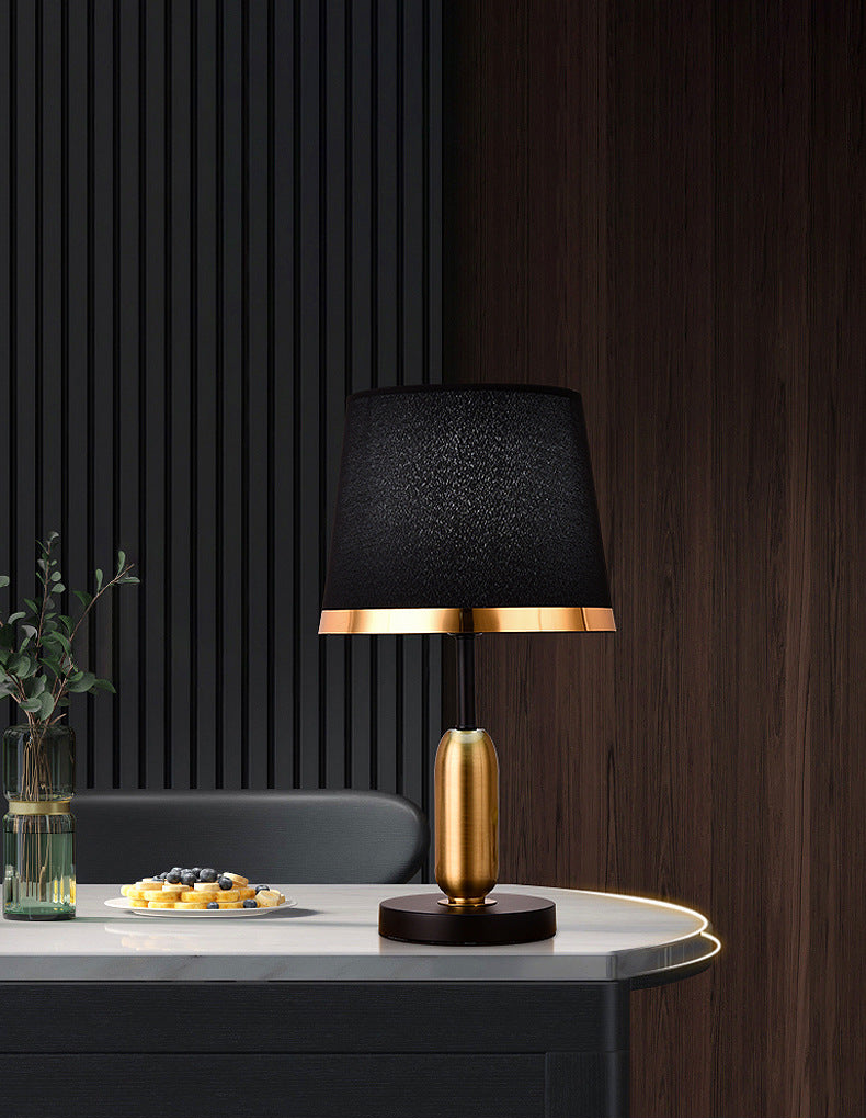 Elegante Tischleuchte in Gold und Schwarz