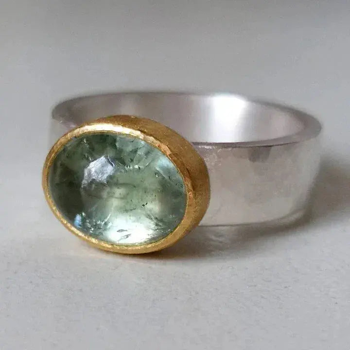 Eleganter Weinlese-Ring mit Grünem Stein und Silberband
