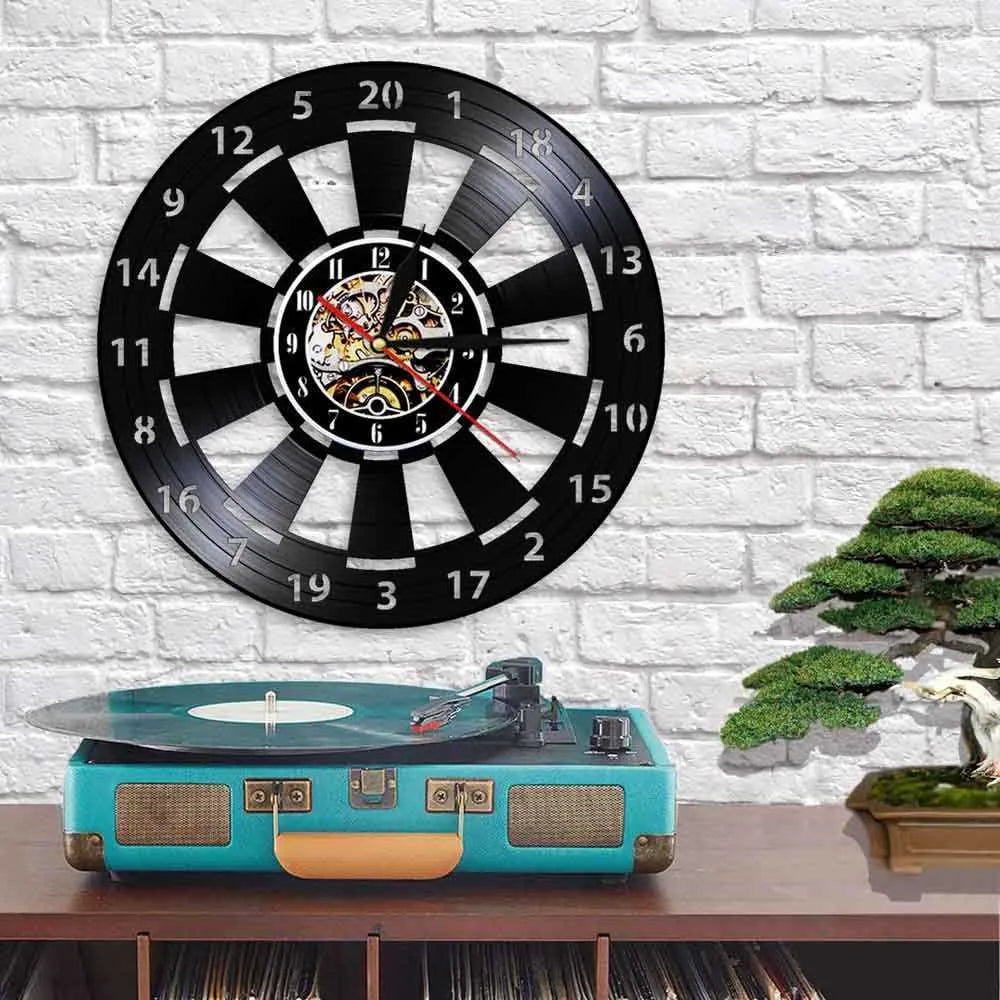 Wanduhr im Retro-Dartscheibe-Stil